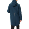 Rückansicht einer Person in einem blauen Parka mit Kapuze