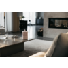 Moderner Wohnraum mit Sofa, Tisch und Fernseher