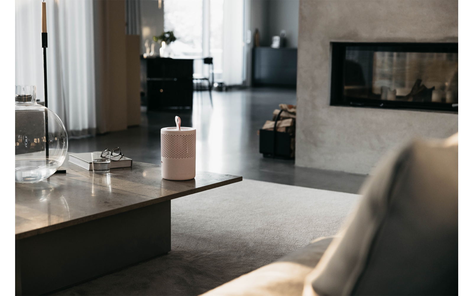 Moderner Wohnraum mit Sofa, Tisch und Fernseher