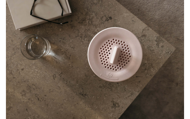 Glas Wasser, Zahnseidebehälter und Zahnradfilter auf grauem Tisch