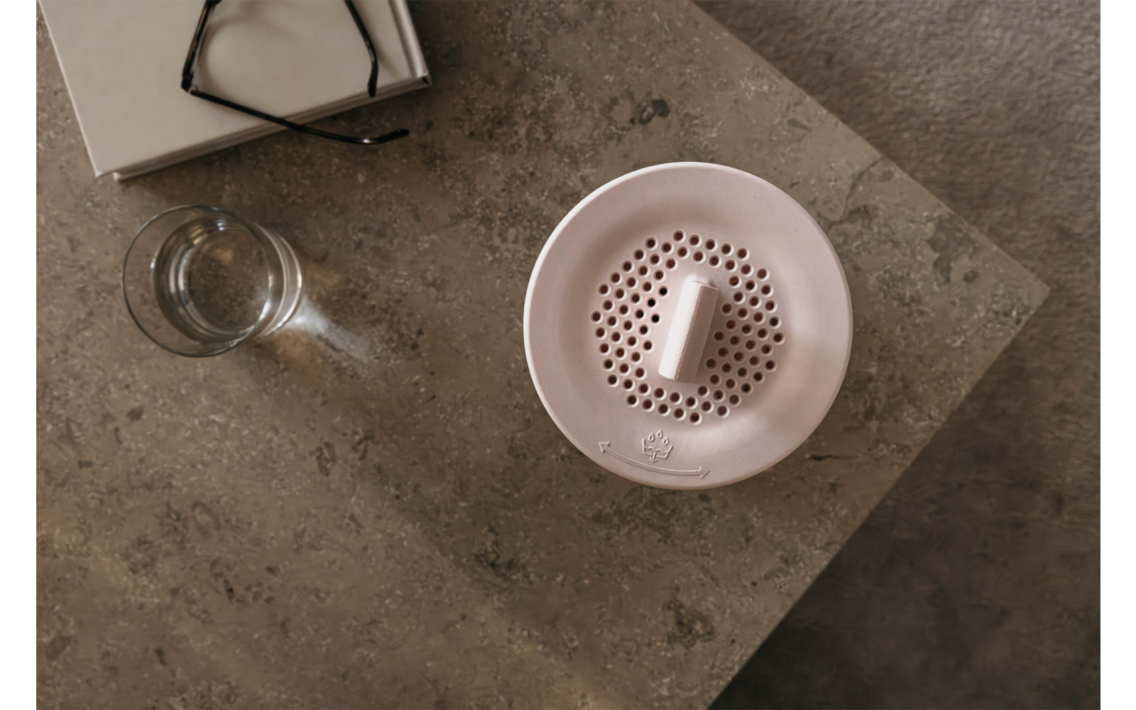 Glas Wasser, Zahnseidebehälter und Zahnradfilter auf grauem Tisch