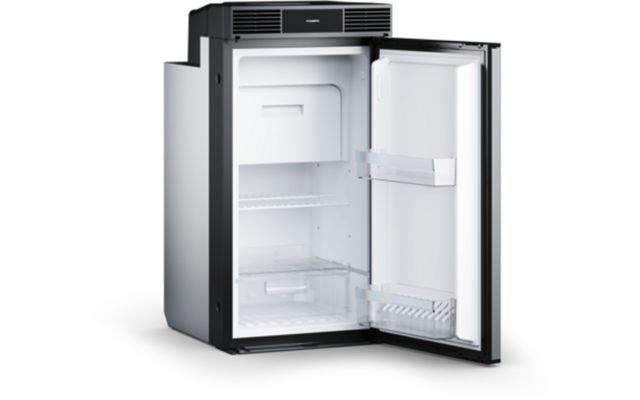 Kleiner Kühlschrank mit nach rechts geöffneter Tür, weißer Innenraum, kleines Fach oben, zwei Einlegeböden und zwei Türfächer, leer