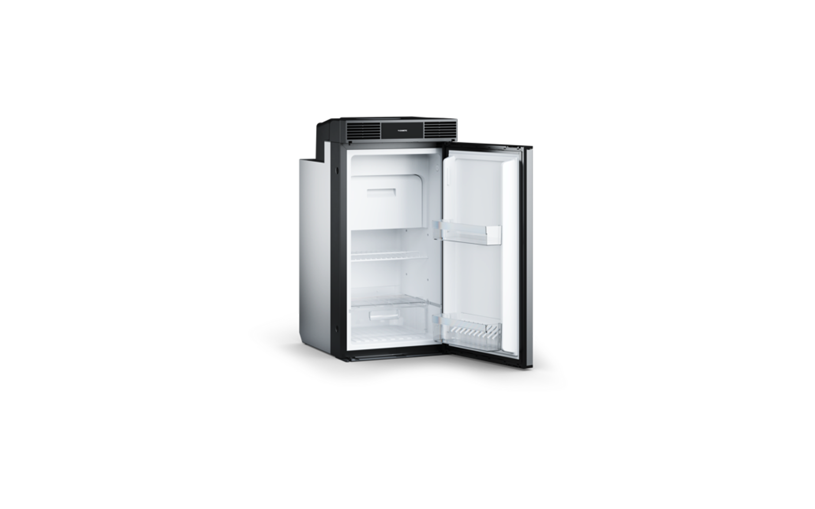 Kleiner Kühlschrank mit nach rechts geöffneter Tür, weißer Innenraum, kleines Fach oben, zwei Einlegeböden und zwei Türfächer, leer