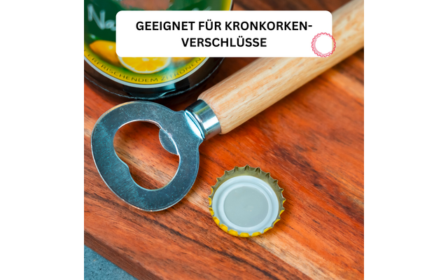 Metallflaschenöffner mit Holzgriff auf Holzuntergrund, daneben ein umgedrehter Kronkorken und eine grüne Verpackung mit Aufkleber 'GEEIGNET FÜR KRONKORKEN-VERSCHLÜSSE'
