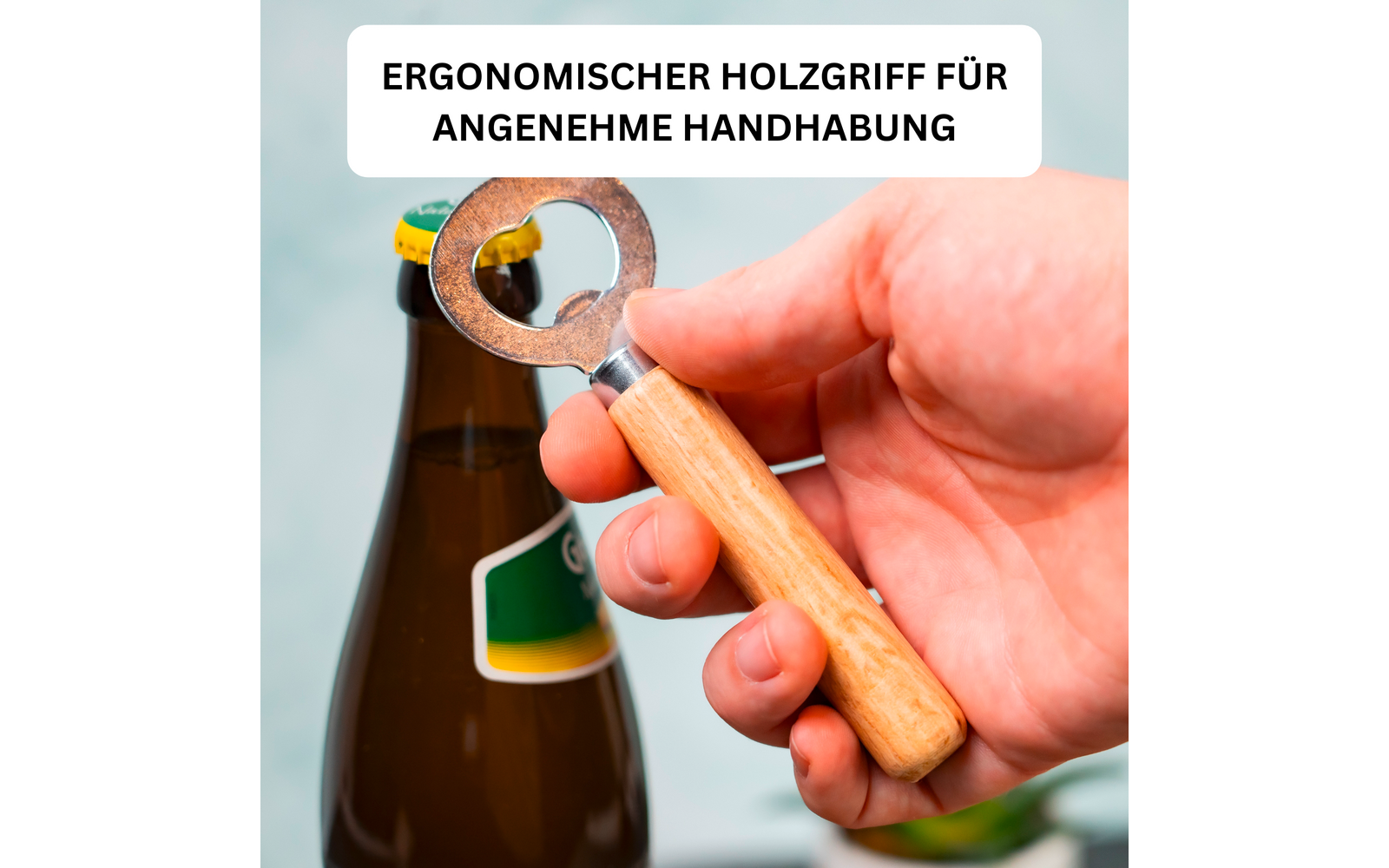 Hand hält Flaschenöffner mit Holzgriff und Metallkopf, öffnet braune Glasflasche mit grün-gelbem Etikett; oben weißes Textfeld mit dem Text ERGONOMISCHER HOLZGRIFF FÜR ANGENEHME HANDHABUNG