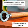 Flaschenöffner mit Holzgriff auf Holzuntergrund, links Randsicht einer grünen Dose, unscharfe weiße Tasse im Hintergrund, weiße Textfelder mit schwarzem Text 'DURCH GERINGES GEWICHT AUCH FÜR UNTERWEGS GEEIGNET' und 'KOMPAKTE GRÖSSE - 14,1 CM', roter 