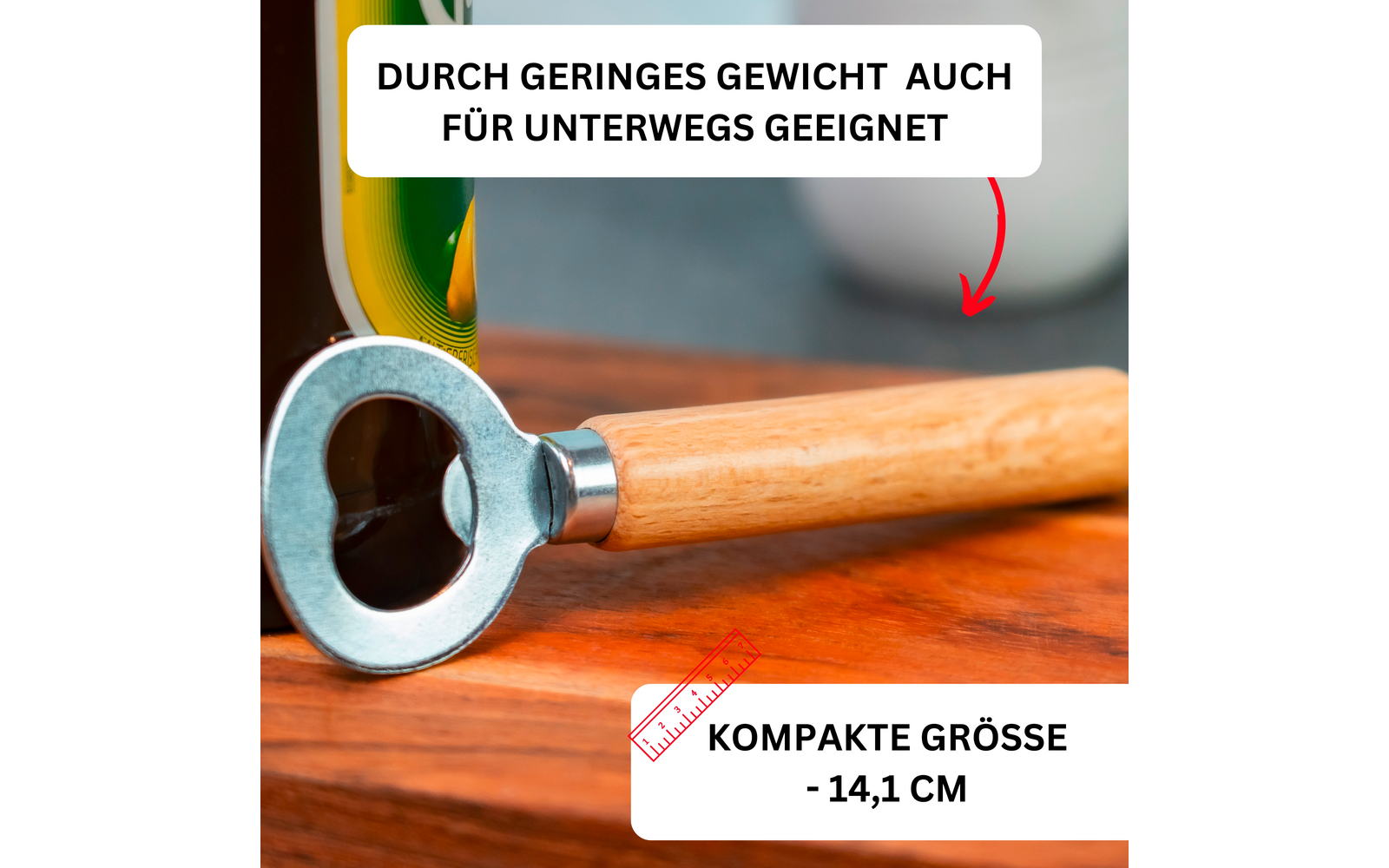 Flaschenöffner mit Holzgriff auf Holzuntergrund, links Randsicht einer grünen Dose, unscharfe weiße Tasse im Hintergrund, weiße Textfelder mit schwarzem Text 'DURCH GERINGES GEWICHT AUCH FÜR UNTERWEGS GEEIGNET' und 'KOMPAKTE GRÖSSE - 14,1 CM', roter 
