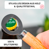 Hand hält Flaschenöffner mit Holzgriff, Öffner löst gelb-grünen Kronkorken von brauner Flasche; oben weißer Banner mit Text 'STILVOLLES DESIGN AUS HOLZ & QUALITÄTSSTAHL', unten weißer Banner mit '100 % SPLITTERFREI'
