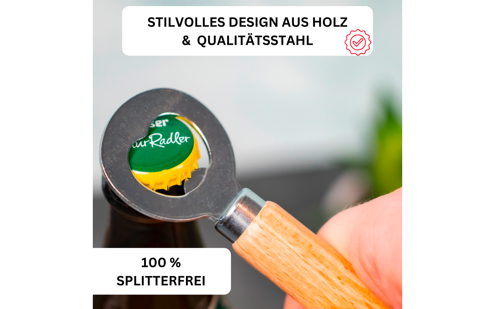 Hand hält Flaschenöffner mit Holzgriff, Öffner löst gelb-grünen Kronkorken von brauner Flasche; oben weißer Banner mit Text 'STILVOLLES DESIGN AUS HOLZ & QUALITÄTSSTAHL', unten weißer Banner mit '100 % SPLITTERFREI'