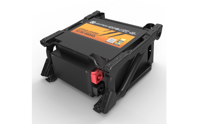 Schwarzes rechteckiges Gerät mit orangefarbenem Etikett, eingebettet in schwarzes Metallrahmen; rote und schwarze Anschlüsse vorne; weißer Hintergrund