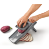 Hand schneidet eine Zwiebel mit einem Gemüseschneider