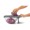 Hände schneiden rotkraut mit einer Mandoline