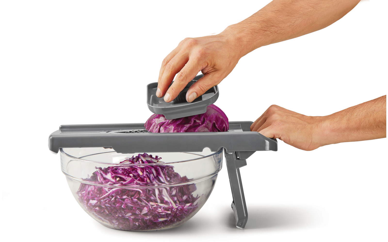 Hände schneiden rotkraut mit einer Mandoline