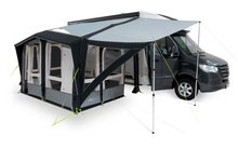 Dunkelgrauer Kastenwagen mit großem grau-schwarzem Vorzelt an der rechten Fahrzeugseite, Fenster mit Vorhängen, Metallgestänge und Abspannleinen sichtbar