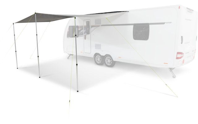 Witte caravan met uitgeklapte luifel, twee steunpalen, groene scheerlijnen en donker grondzeil; twee assen en meerdere ramen zichtbaar