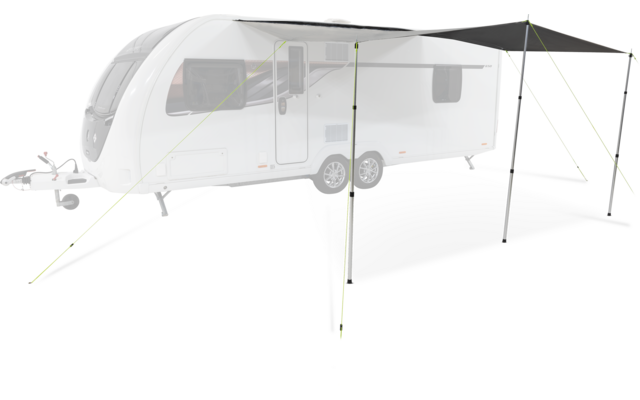 Witte caravan met twee assen, uitgeklapte luifel aan de rechterzijde, metalen steunstangen en gele scheerlijnen, trekhaak vooraan, meerdere ramen en een deur