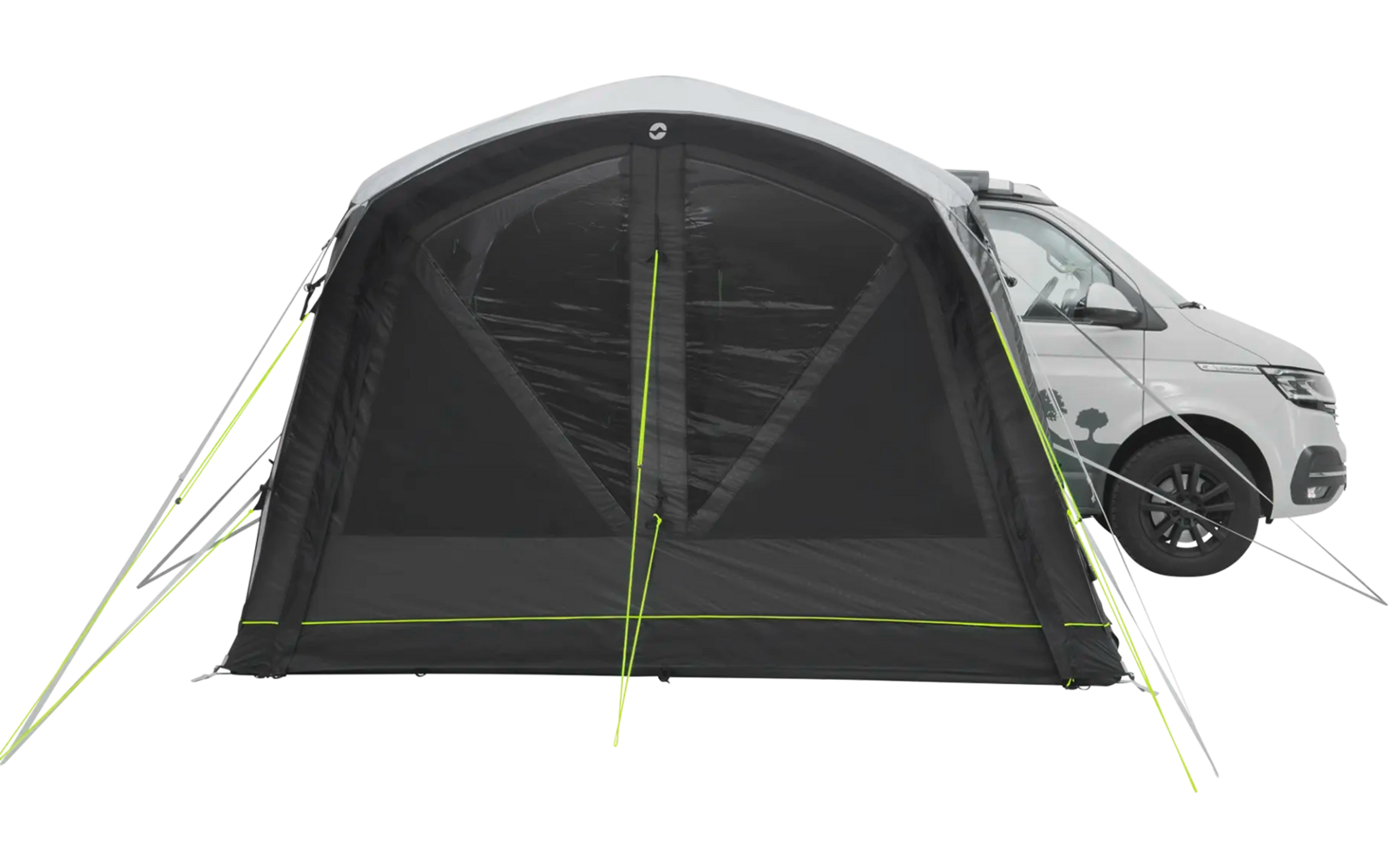 Zelt neben einem weißen Auto auf einer Wiese