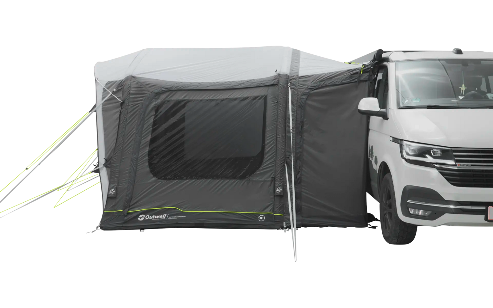 Ein hellgrauer Anhänger mit geschlossenem Eingang, verbunden mit einem weißen Lastwagen