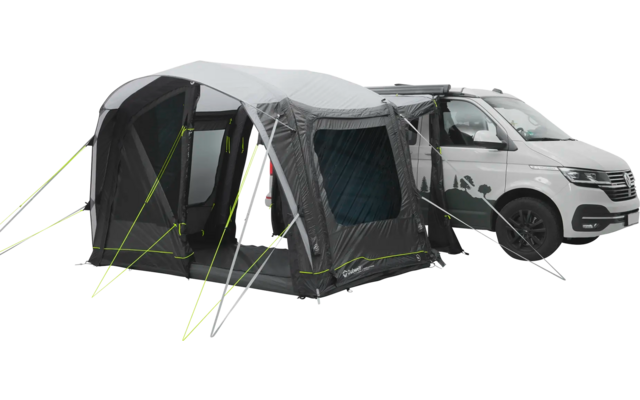 Ein aufblasbares Zelt, das an einen weißen Wohnwagen angebaut ist