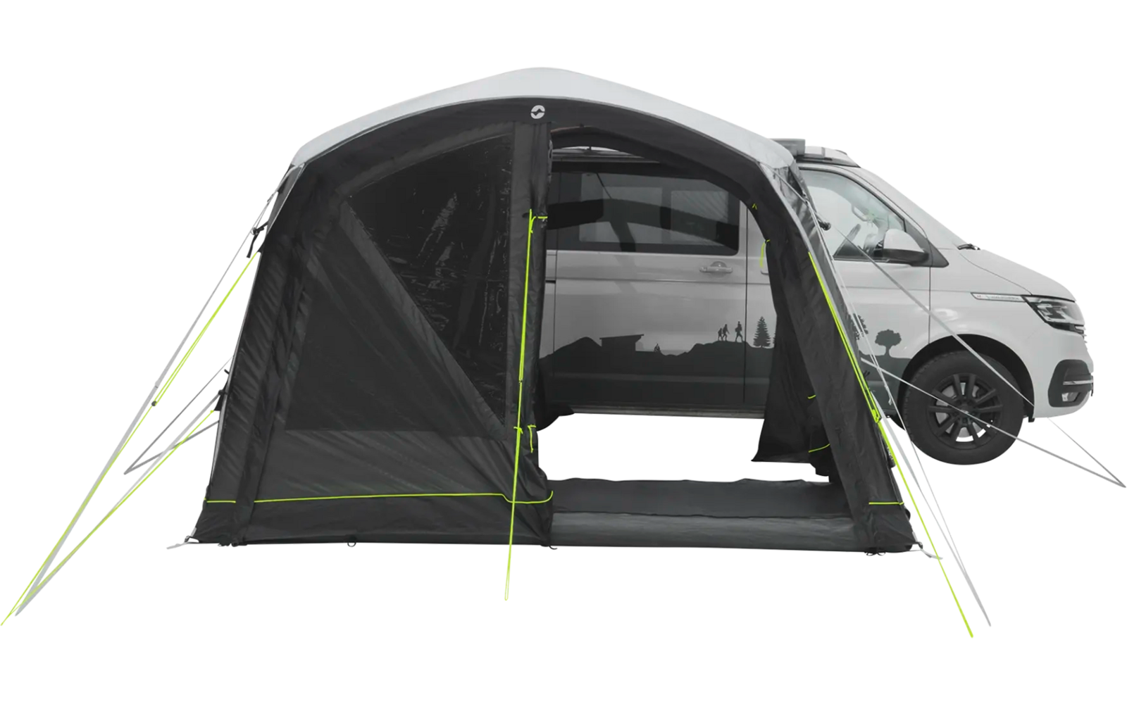 Aufblasbares Zelt neben einem weißen Auto, das mit Leinen an Heringen befestigt ist