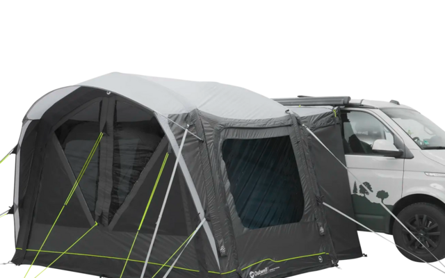 Auto bianca con tenda grigia attaccata al lato dell'auto