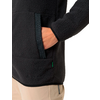 Person trägt schwarze Jacke mit Hand in einer Tasche