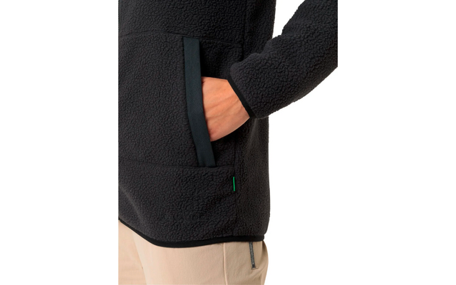 Person trägt schwarze Jacke mit Hand in einer Tasche