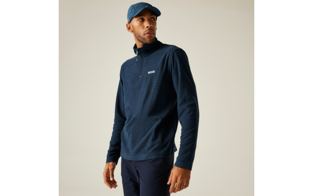 Mann trägt eine dunkelblaue Kappe und eine dunkelblaue Sweatshirtjacke mit Reißverschluss