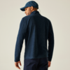 Mann von hinten mit dunkelblauer Jacke und blauer Mütze