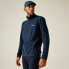 Mann trägt eine dunkelblaue Kappe und eine dunkelblaue Sweatshirtjacke mit Reißverschluss