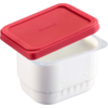 Récipient plastique carré blanc avec un bord en film argenté et un couvercle rectangulaire rouge légèrement soulevé