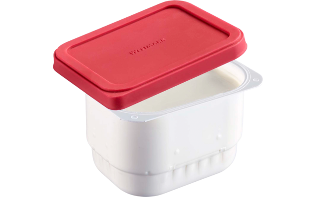 Récipient plastique carré blanc avec un bord en film argenté et un couvercle rectangulaire rouge légèrement soulevé