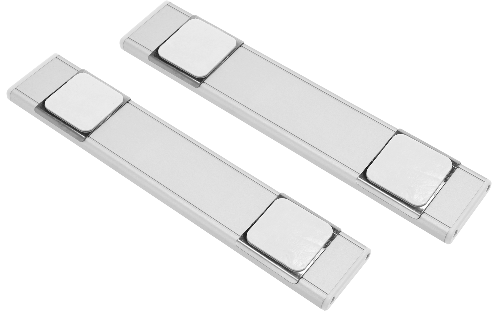 Zwei silberne, rechteckige Metallleisten, jeweils mit einem quadratischen, leicht erhabenen Element an einem Ende, auf weißem Hintergrund