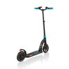 Schwarzer Scooter mit blauen Griffen, großem Vorderrad, rotem Reflektor am Hinterrad, auf weißem Hintergrund