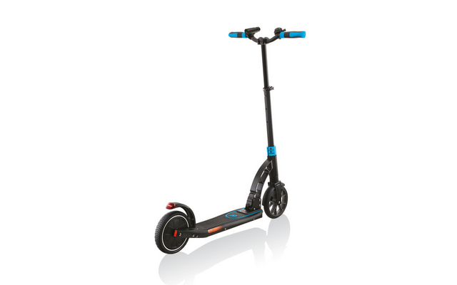 Schwarzer Scooter mit blauen Griffen, großem Vorderrad, rotem Reflektor am Hinterrad, auf weißem Hintergrund