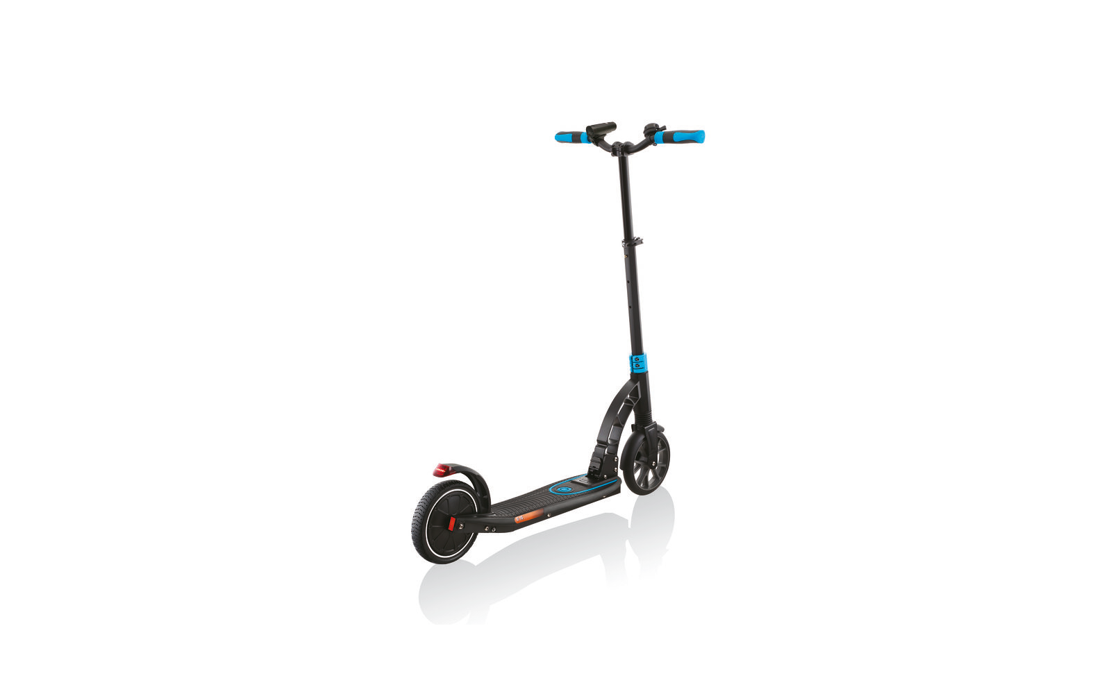 Schwarzer Scooter mit blauen Griffen, großem Vorderrad, rotem Reflektor am Hinterrad, auf weißem Hintergrund