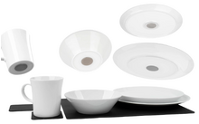 Weißes Geschirr und Becher auf schwarzem Tablett, bestehend aus Teller, Schale und Tasse