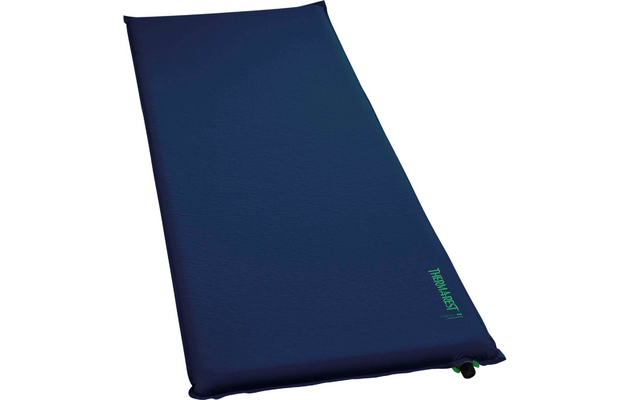 Dunkelblaue, rechteckige Luftmatte mit Ventil unten rechts und grüner Aufschrift in einer Ecke