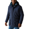 Mann trägt blaue Jacke und schwarze Mütze vor hellem Hintergrund