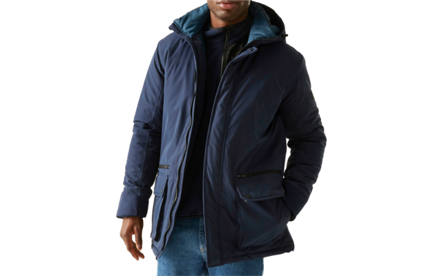 Mann mit dunkler Mütze und blauer Jacke vor hellem Hintergrund