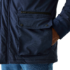 Person trägt eine dunkle Jacke mit aufgesetzter Tasche und hat eine Hand in der Hosentasche