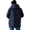Ein Mann von hinten trägt eine dunkelblaue Kapuzenjacke und eine schwarze Mütze