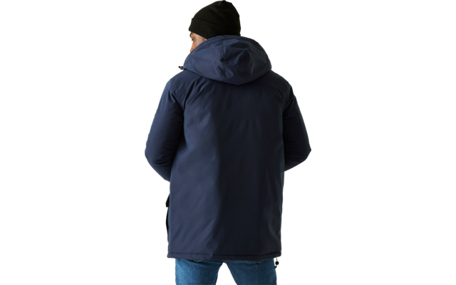 Ein Mann von hinten trägt eine dunkelblaue Kapuzenjacke und eine schwarze Mütze
