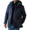 Mann mit dunkler Mütze und blauer Jacke vor hellem Hintergrund