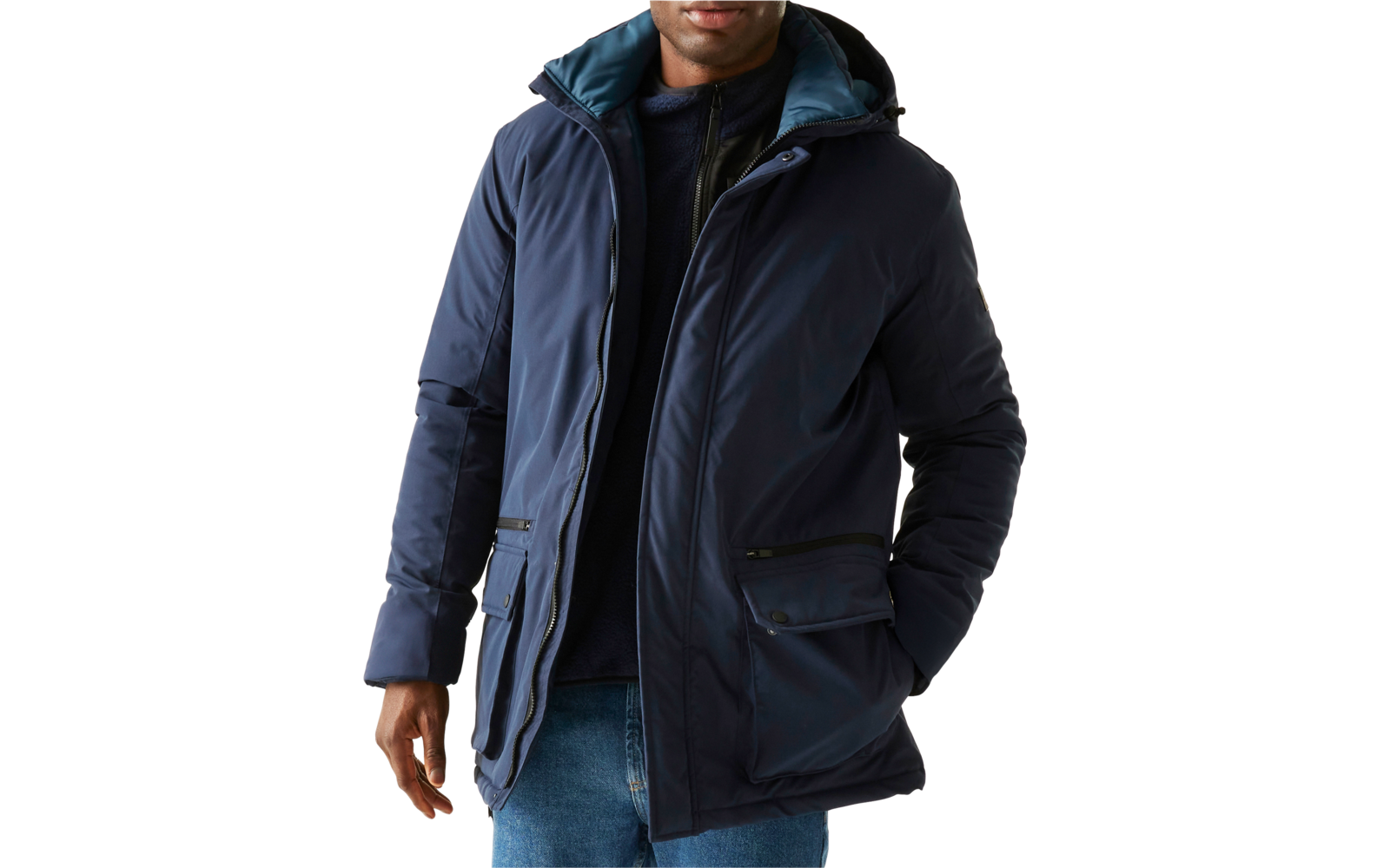 Mann mit dunkler Mütze und blauer Jacke vor hellem Hintergrund