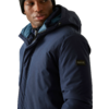 Mann trägt blaue Winterjacke und schwarzen Strickmütze, schaut zur Seite