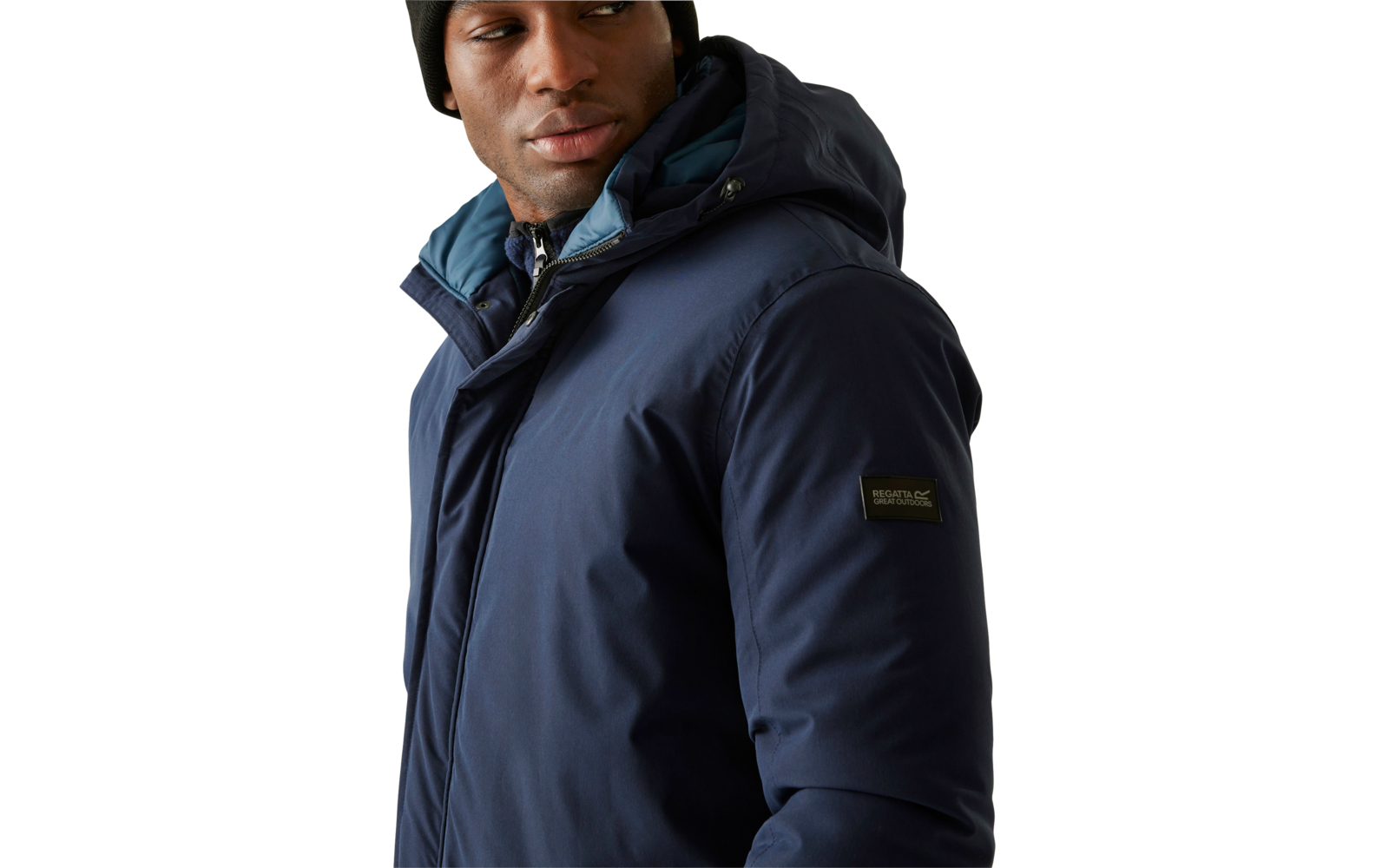 Mann trägt blaue Winterjacke und schwarzen Strickmütze, schaut zur Seite