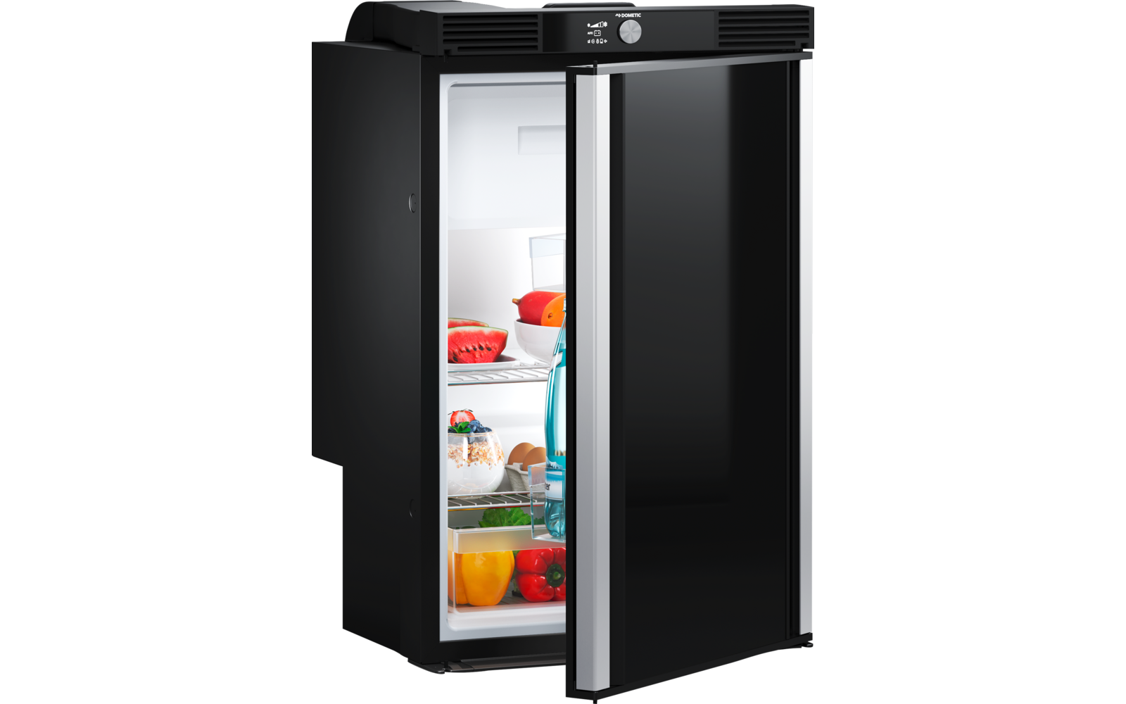 Zwarte koelkast met rechter deur op een kier, binnenverlichting aan; zichtbaar: plak watermeloen, rode en gele paprika, blauwe drankfles, dessert in glazen schaaltje, rood fruit op een bord