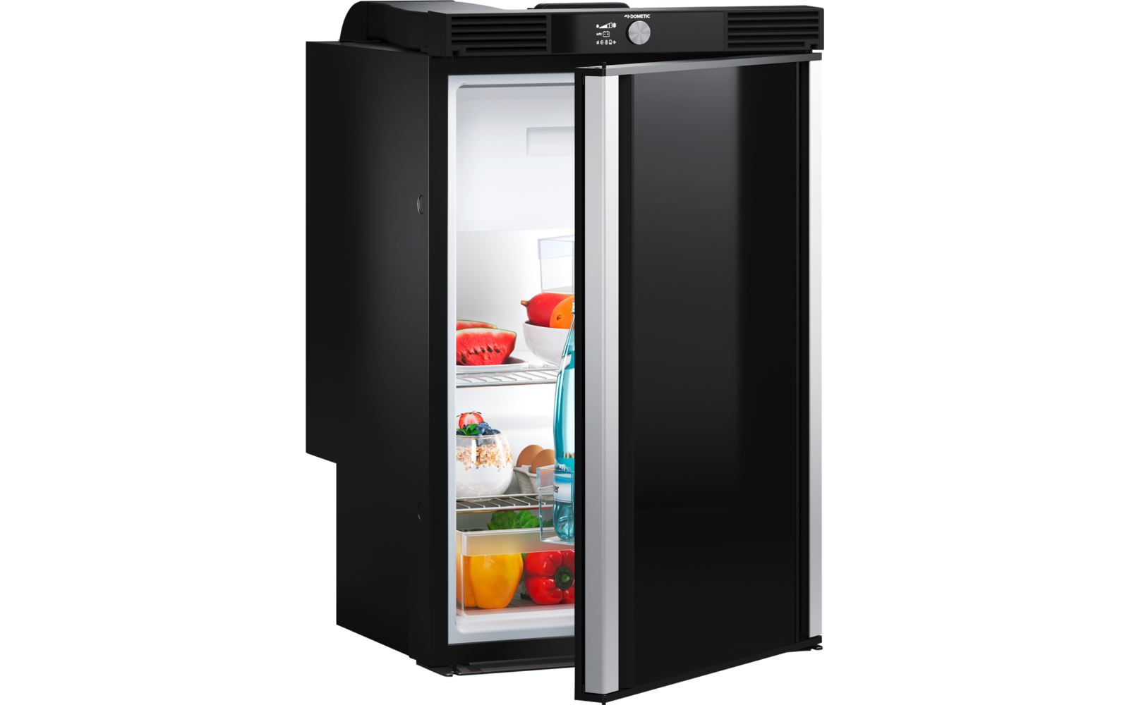 Zwarte koelkast met geopende rechterdeur, binnenverlichting aan; planken met een witte kom met watermeloenstukken, een blauwe waterfles, eieren in een bakje en rode en gele paprika's