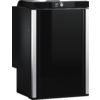 Kleine zwarte koelkast met glad, glanzend deurvlak, twee zilveren verticale stroken aan de zijkanten en een bedieningsknop bovenaan voor